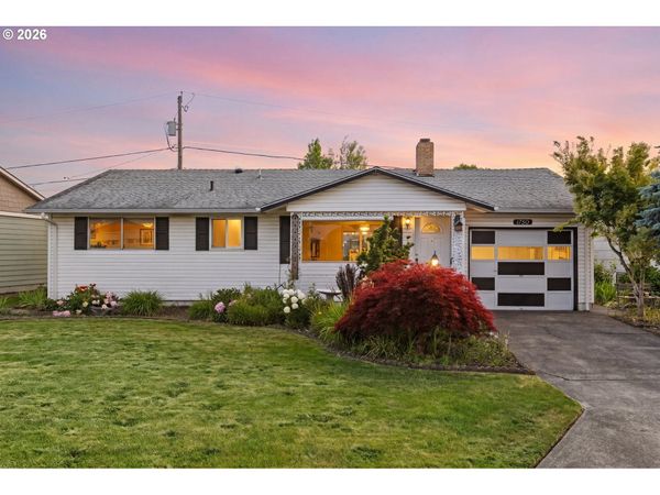 1740 VANDERBECK LN, Woodburn, OR 97071