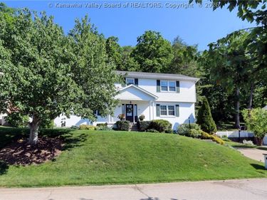 16 Carriage Road, Charleston, WV 25314