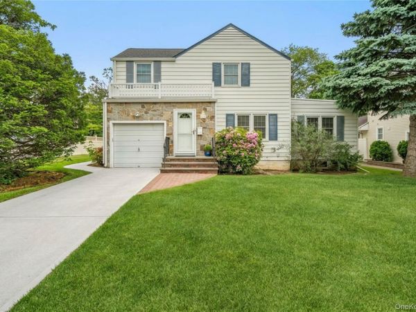 156 Greenway W, Manhasset Hills, NY 11040