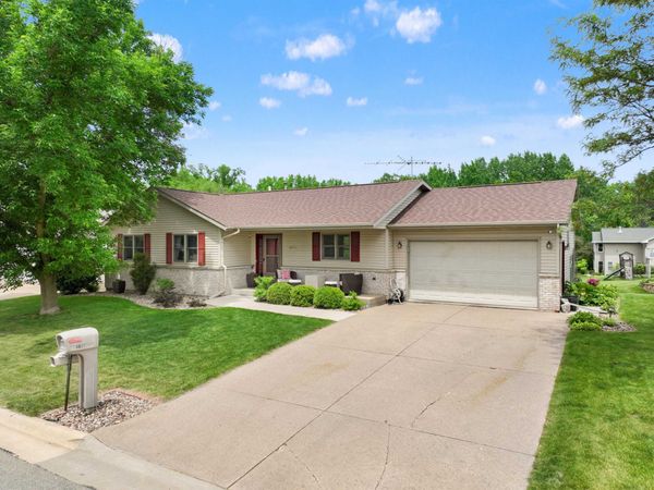 8051 Kalb Ridge Street, Peosta, IA 52068