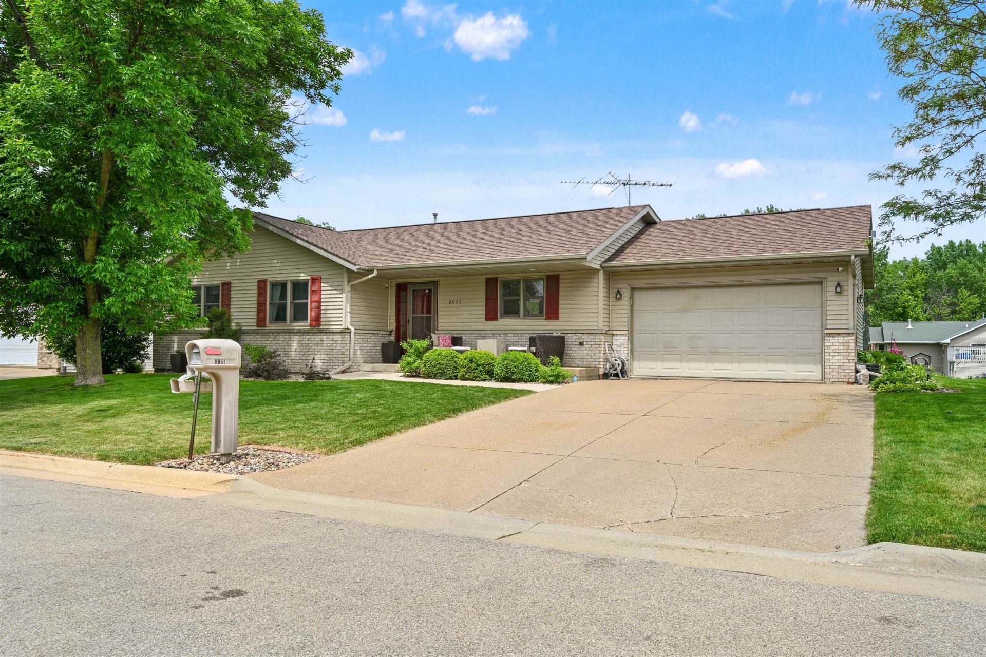 8051 Kalb Ridge Street, Peosta, IA 52068 Main Photo