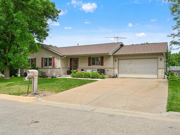 8051 Kalb Ridge Street, Peosta, IA 52068