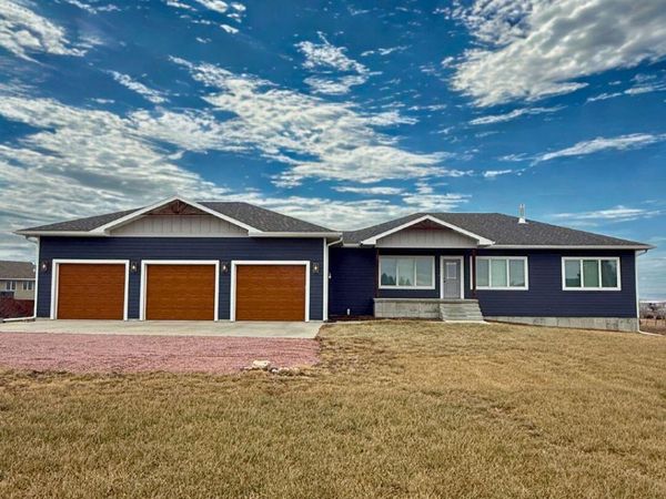  112 Pershing Ave, Wessington Springs, SD 57382