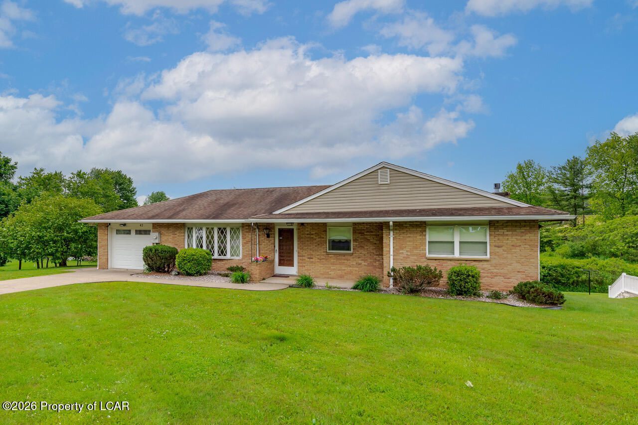 42 W County Road, Sugarloaf, PA 18249 Main Photo