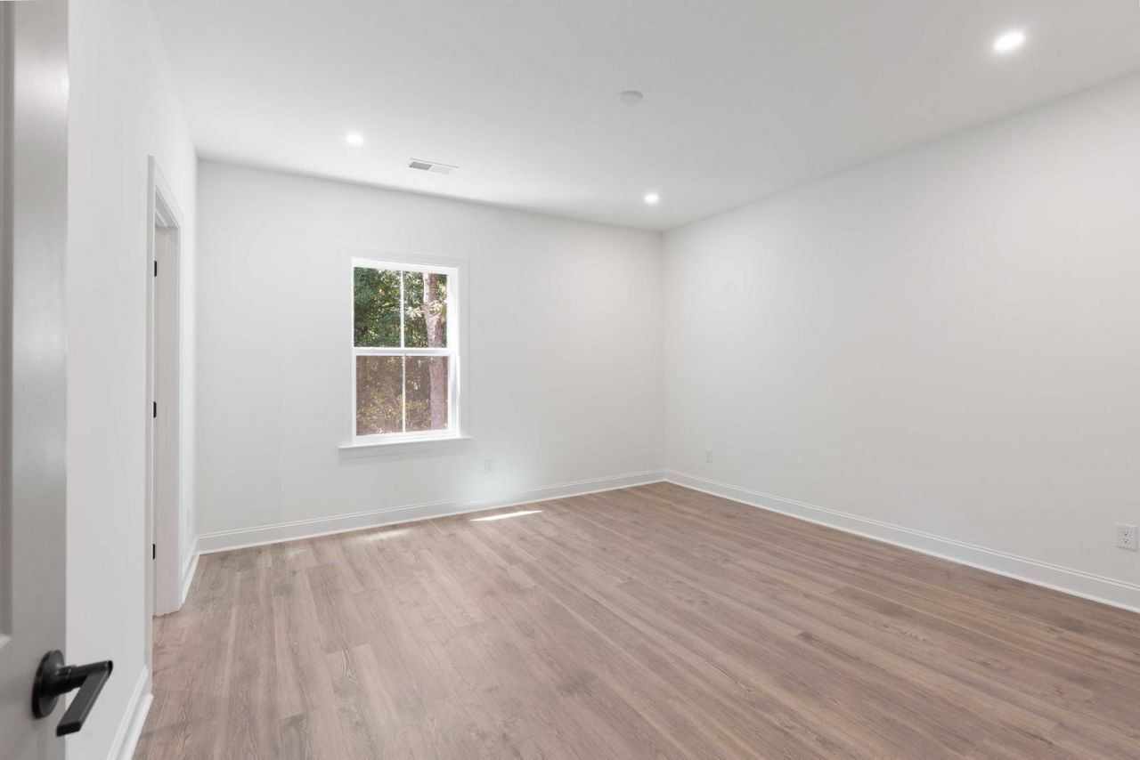 552 Hayes Park Boulevard Photo 28