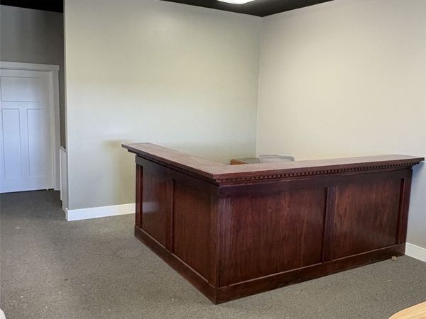 1110 Hawkeye Drive, Hiawatha, IA 52233
