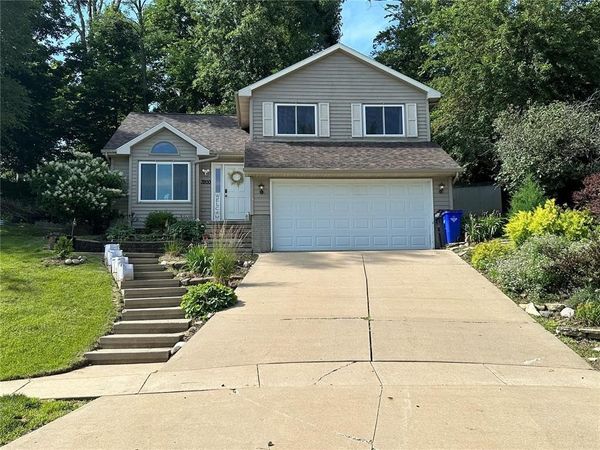 3200 Timber Valley Court NE, Cedar Rapids, IA 52402