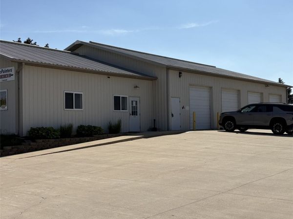 1110 Hawkeye Drive, Unit B, Hiawatha, IA 52233