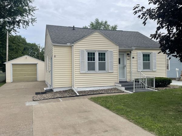 2107 CENTER Court , Clinton, IA 52732