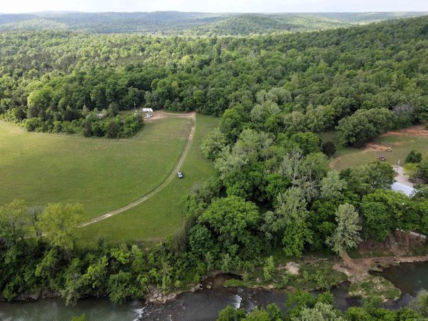 000 River Road , Hardy, AR 72542