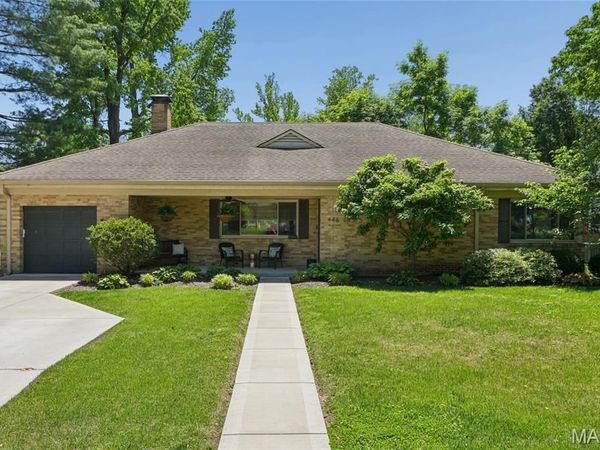 446 Hampshire Court, Webster Groves, MO 63119