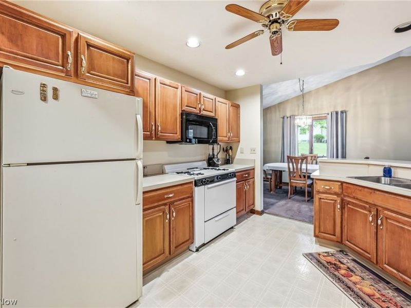 2160 Whispering Meadows, Warren, OH 44484 Photo 3