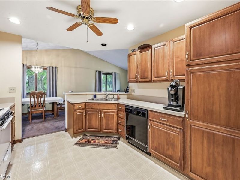 2160 Whispering Meadows, Warren, OH 44484 Photo 4
