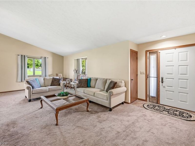 2160 Whispering Meadows, Warren, OH 44484 Photo 9
