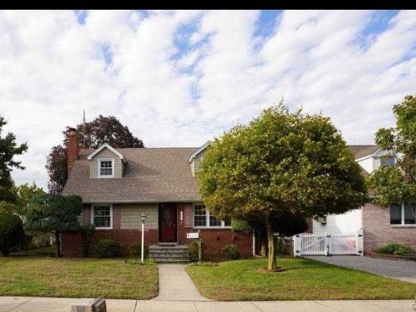 252 Arlington Street , Mineola, NY 11501