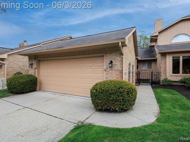 22010 River Ridge Trail, Farmington Hills, MI 48335