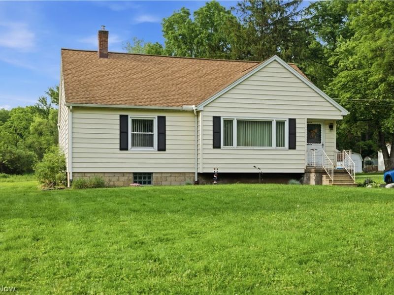 8225 Kenyon Drive SE, Warren, OH 44484 Photo 2