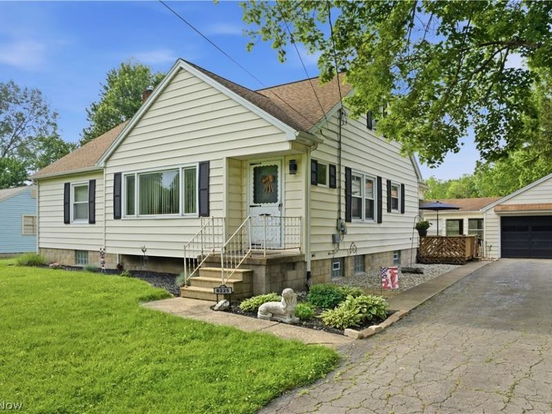 8225 Kenyon Drive SE, Warren, OH 44484 Photo 3