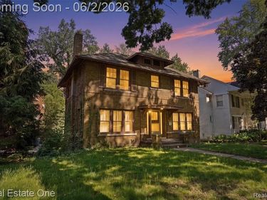 8606 Hendrie Boulevard, Huntington Woods, MI 48070