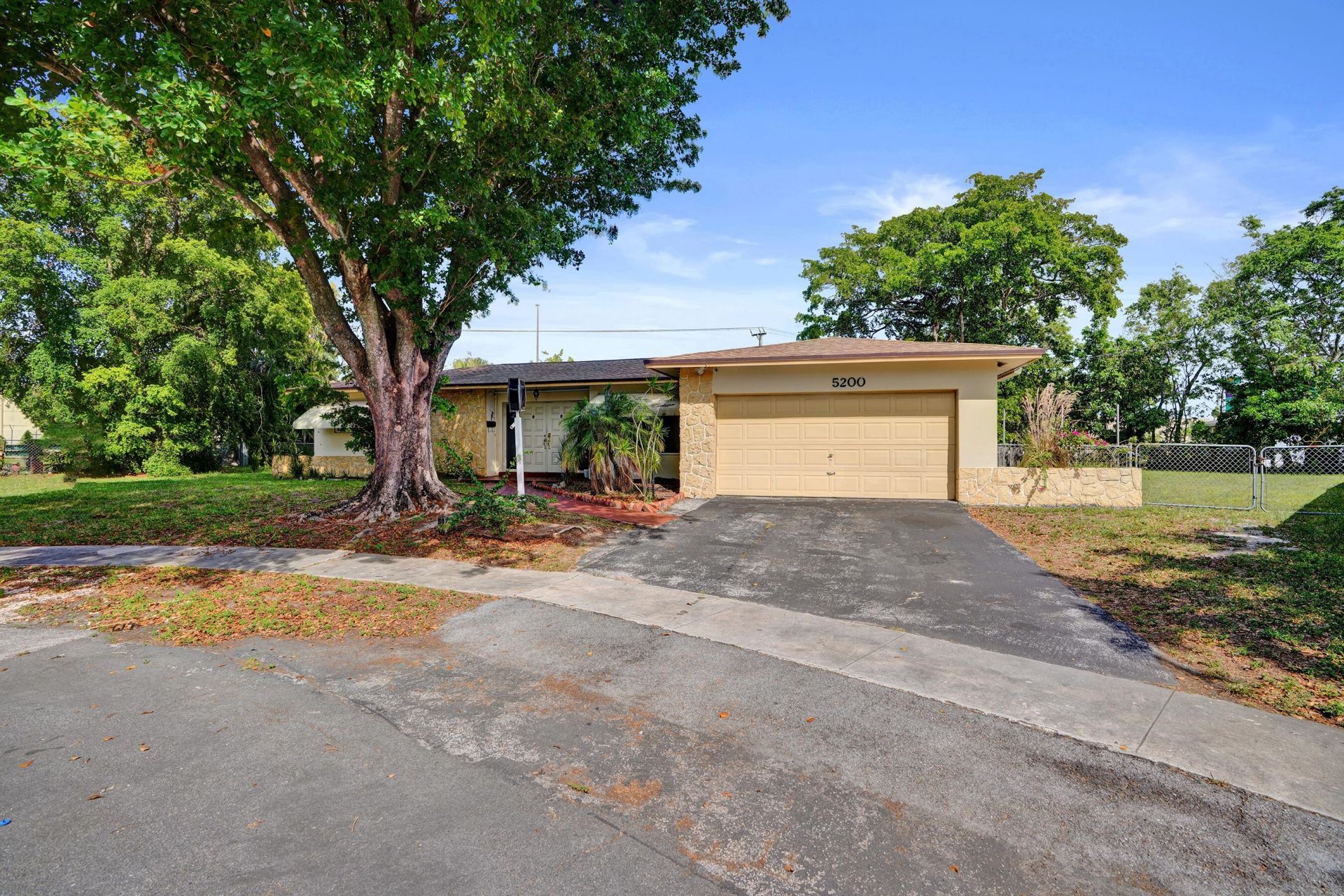 5200 SW 8th Street, Plantation, FL 33317 Photo