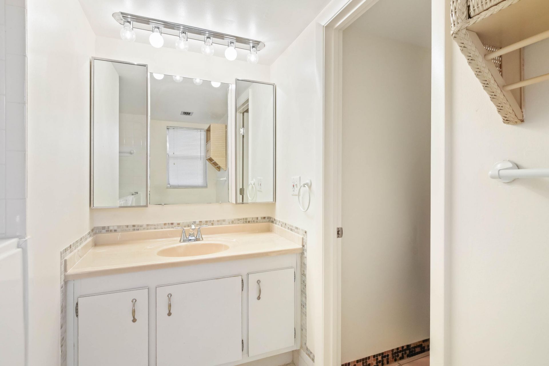 3951 Via Poinciana, Unit 112, Lake Worth, FL 33467 Photo