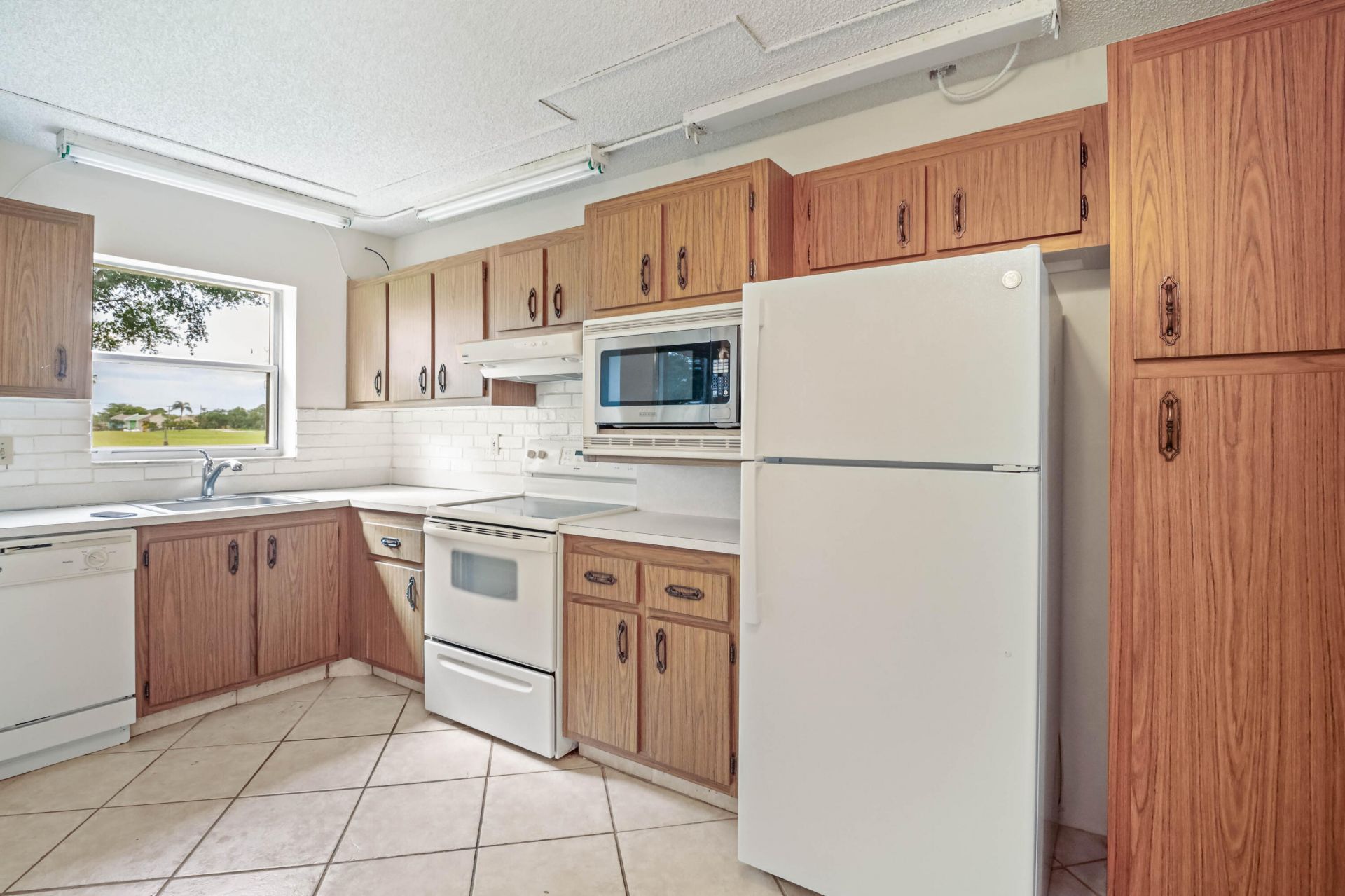 3951 Via Poinciana, Unit 112, Lake Worth, FL 33467 Photo