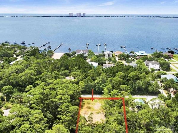 3026 Laurel Dr, Gulf Breeze, FL 32563