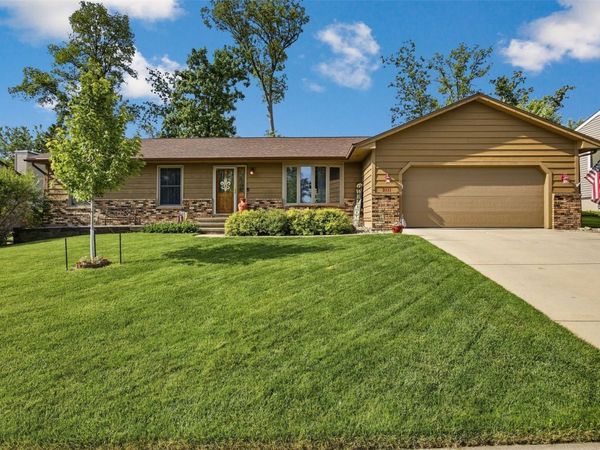 2111 Sandalwood Dr NE , Cedar Rapids, IA 52402