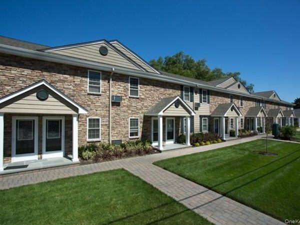 11 Pickwick Lane , Unit 11, North Babylon, NY 11703
