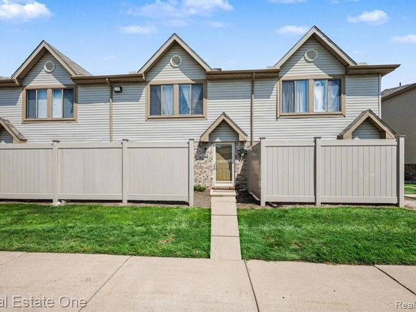 50514 Bay Run N, Chesterfield Twp, MI 48047