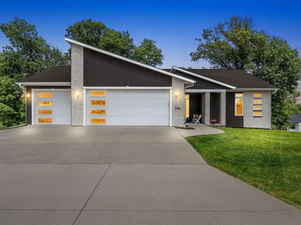 3061 Dell Ridge Lane, Hiawatha, IA 52233