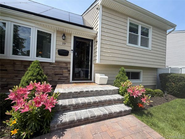19 Fleetwood Avenue, Melville, NY 11747