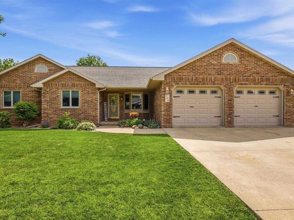 730 N Willow Ridge, Peosta, IA 52068