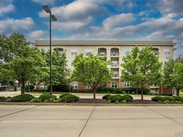 1270 Strassner Drive , Unit 3202, Brentwood, MO 63144