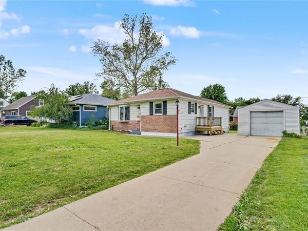 1430 8th St , Marion, IA 52302
