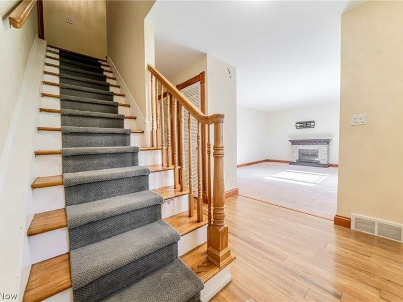 563 Louis Drive, Berea, OH 44017 Photo 2
