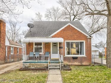 20420 Roscommon Street , Harper Woods, MI 48225