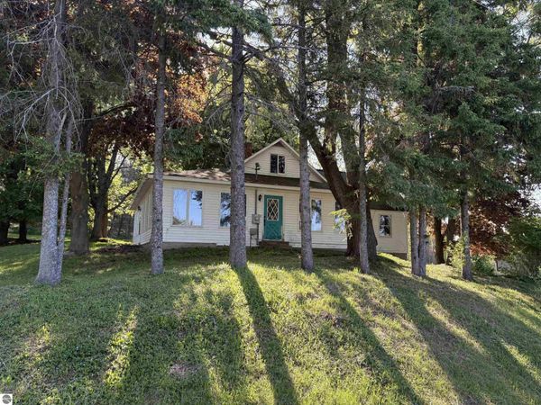 8819 Erdman Road, Onekama, MI 49675