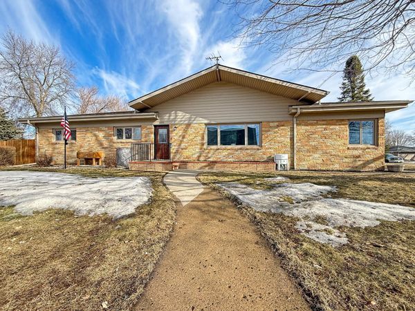 979 S Prairie Avenue , Fairmont, MN 56031