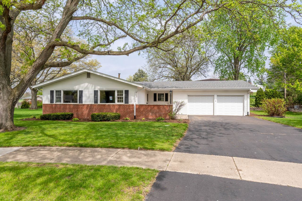 8 Candlewick Court , North Aurora, IL 60542