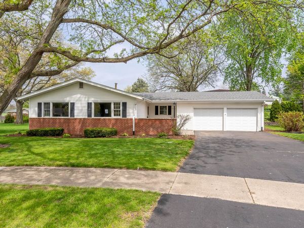 8 Candlewick Court, North Aurora, IL 60542