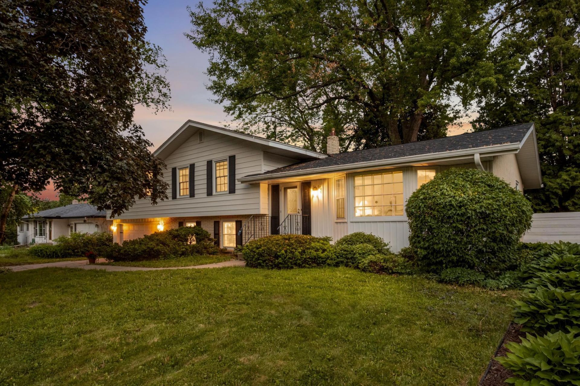 1740 Stanbridge Avenue , Roseville, MN 55113