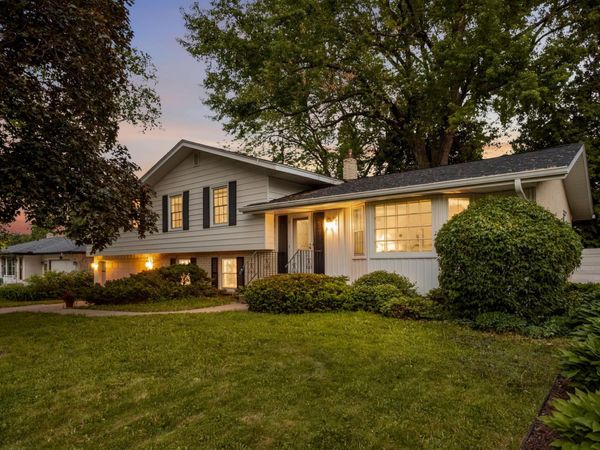 1740 Stanbridge Avenue, Roseville, MN 55113