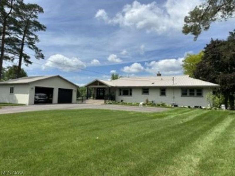 5969 W Shore Drive NW, Canton, OH 44718 Photo 1