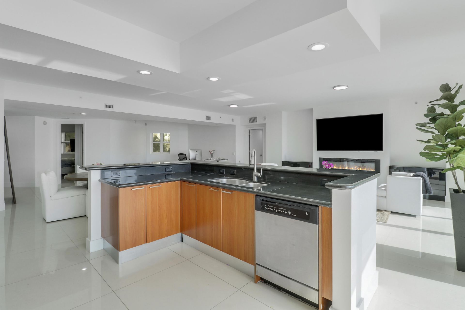 2640 Lake Shore Drive, Unit 307, Riviera Beach, FL 33404 Photo