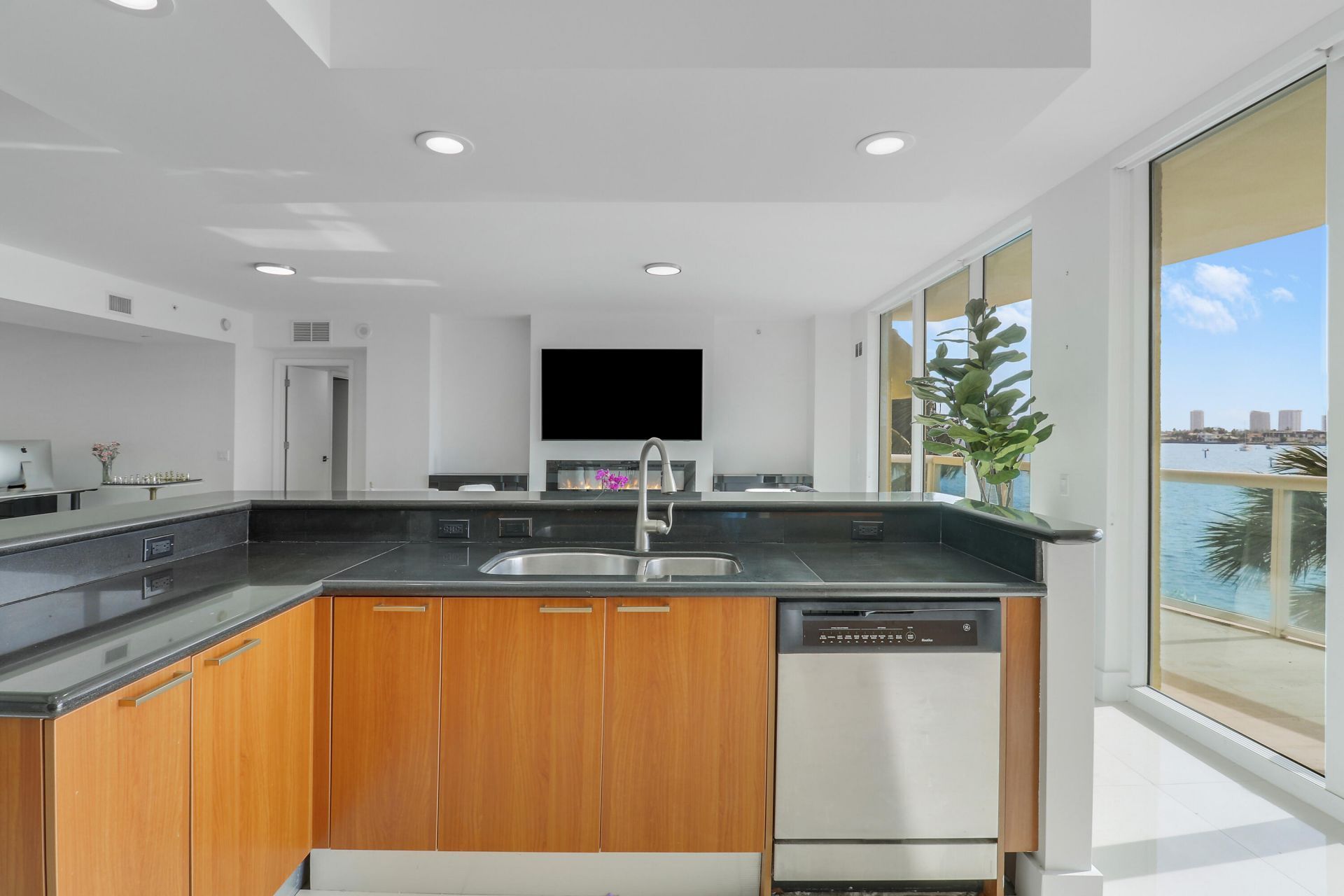 2640 Lake Shore Drive, Unit 307, Riviera Beach, FL 33404 Photo