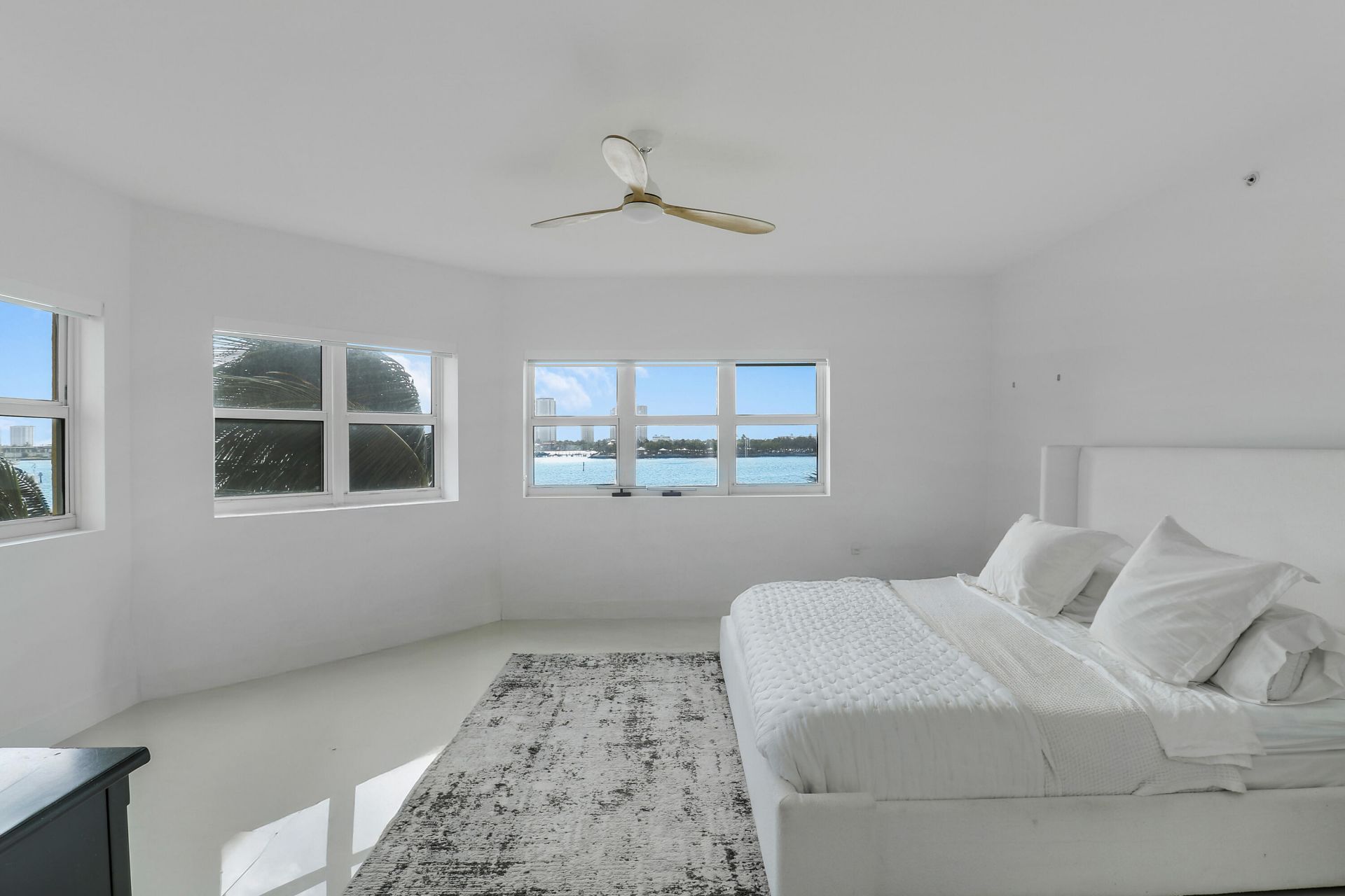 2640 Lake Shore Drive, Unit 307, Riviera Beach, FL 33404 Photo