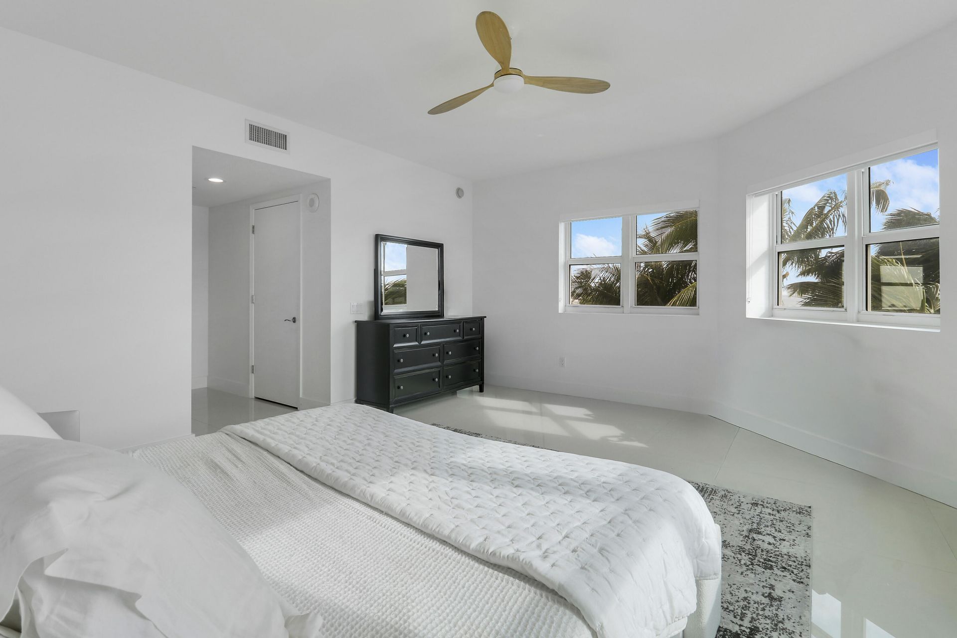 2640 Lake Shore Drive, Unit 307, Riviera Beach, FL 33404 Photo