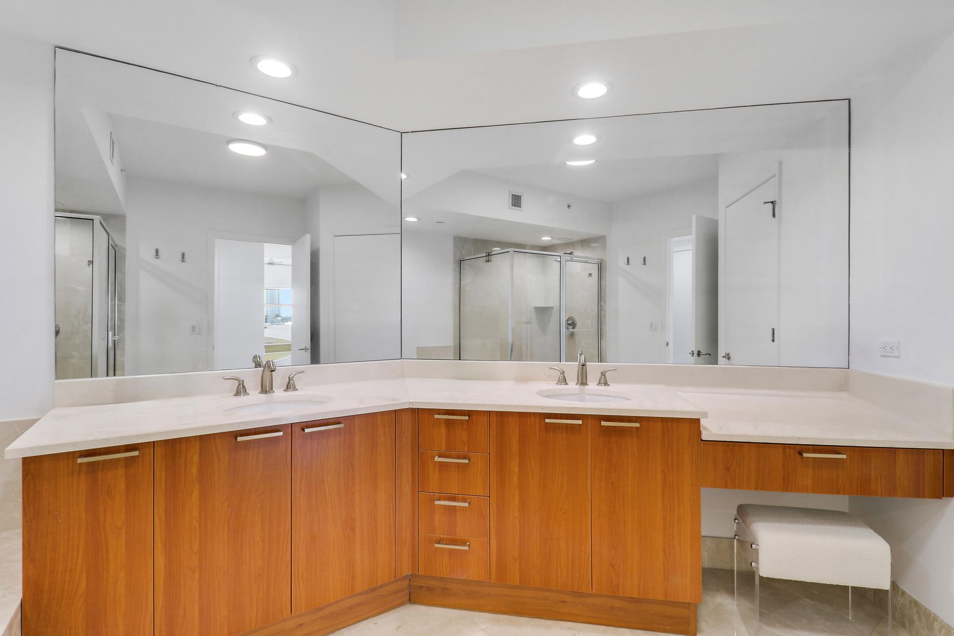 2640 Lake Shore Drive, Unit 307, Riviera Beach, FL 33404 Photo