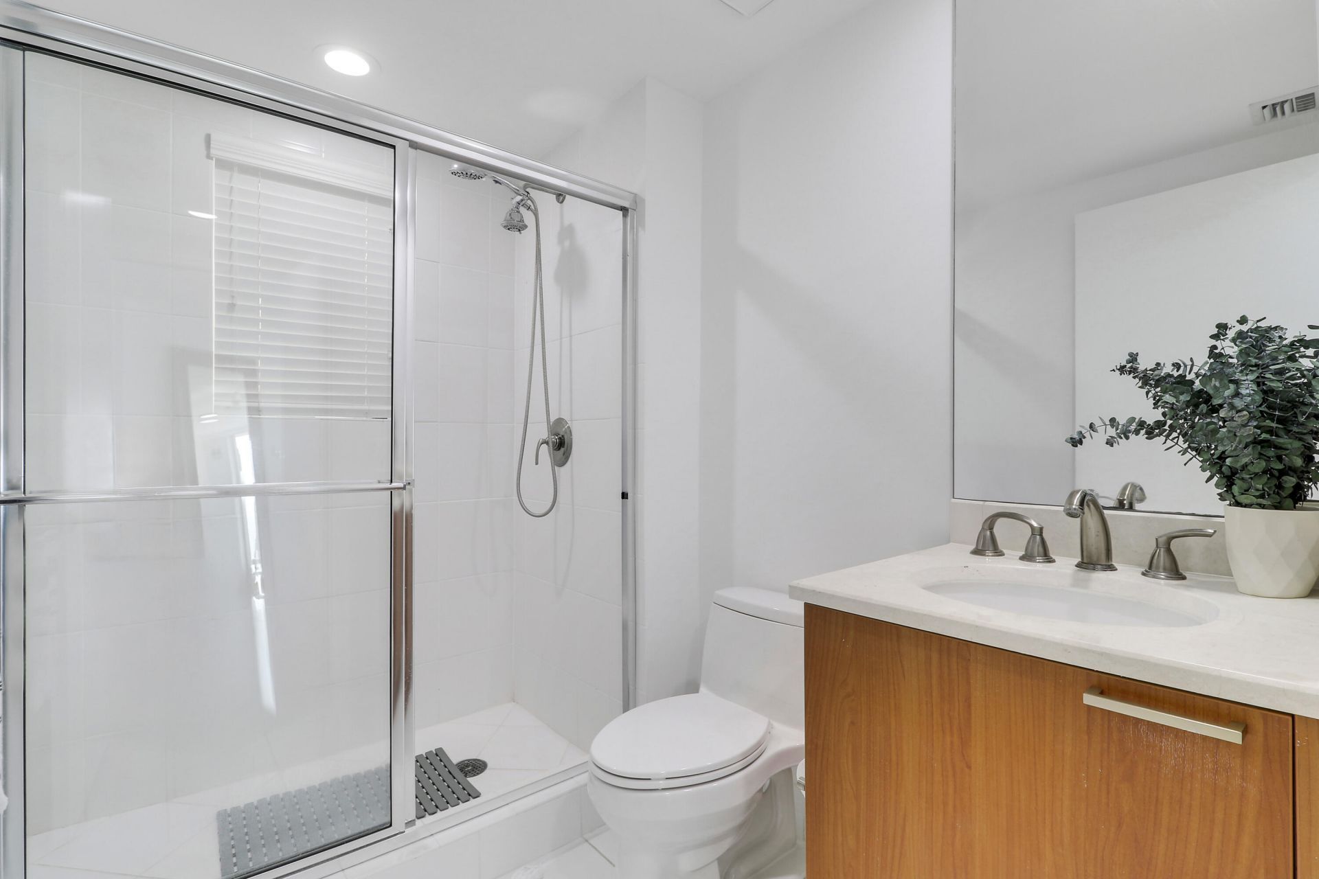 2640 Lake Shore Drive, Unit 307, Riviera Beach, FL 33404 Photo